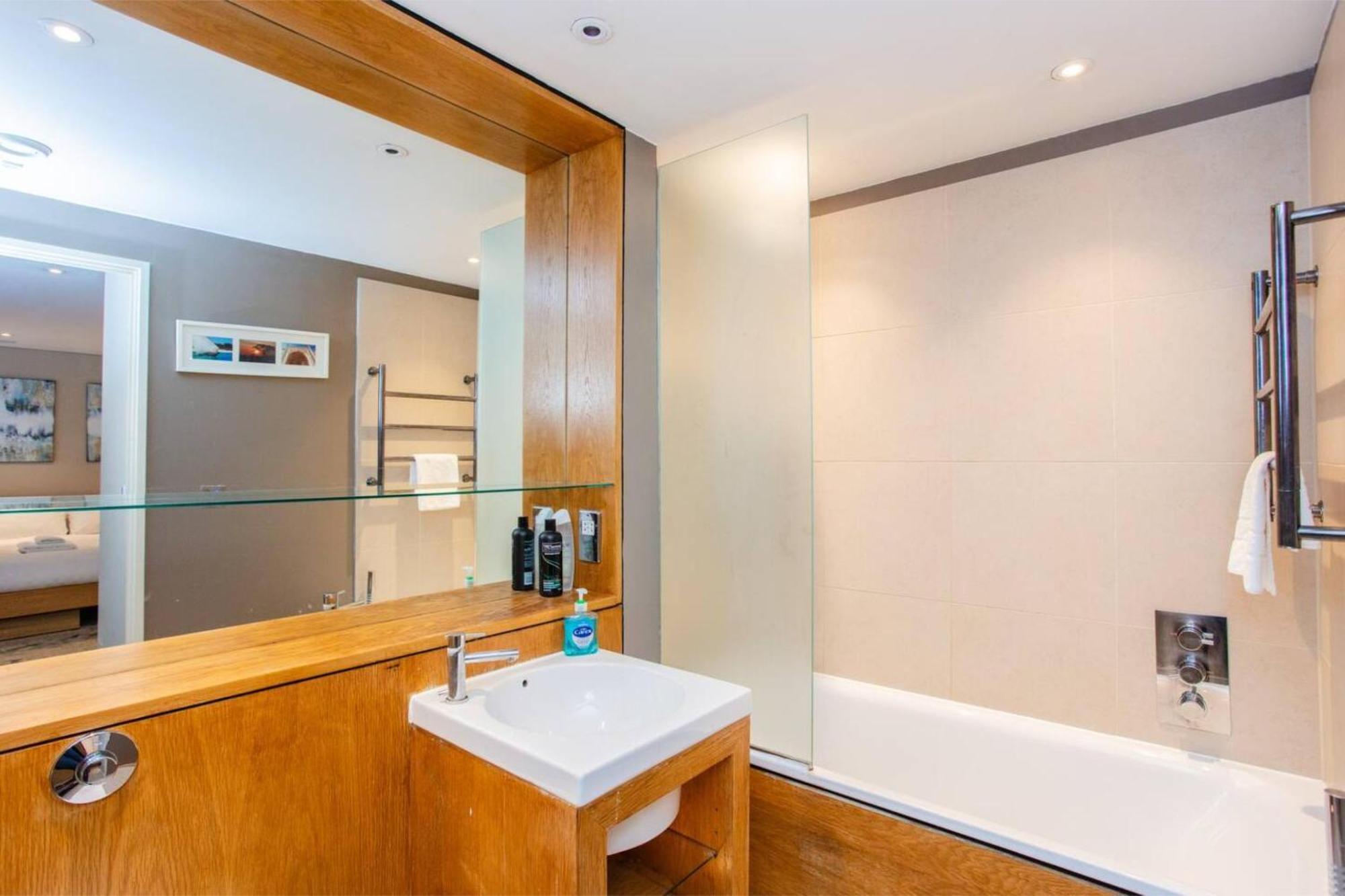 Modern 3 Bedroom Apartment In Paddington Londra Exterior foto